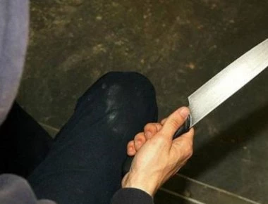 Φρίκη: Άνδρας σε αμόκ μαχαίρωσε τον γείτονά του στο κεφάλι για μία παρατήρηση